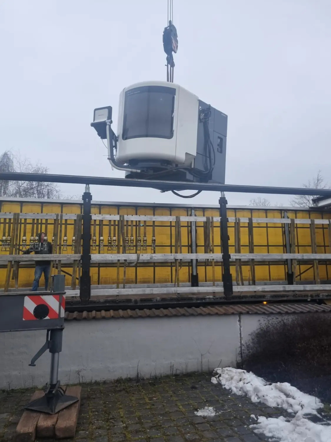 Beta Technik, Maschine wird vom Bagger angehoben
